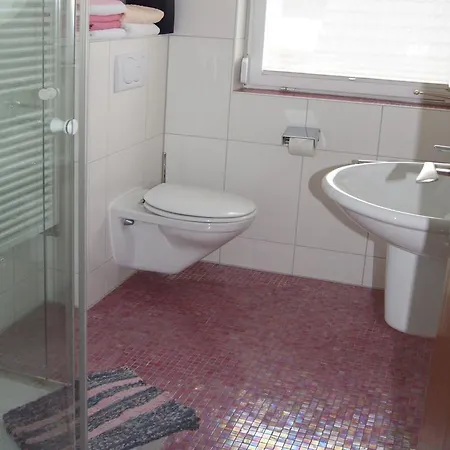 Haus Rebstein بيت ضيافة